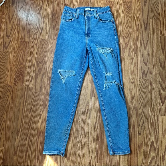Levi’s High Waisted Mom Jeans Sz 26 Light Wash Distressed Denim - Picture 11 of 14